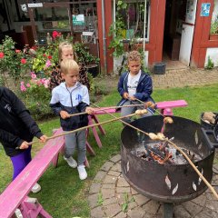Charlys kleine Farm mit Stockbrot und Schatzsuche Charlys kleine Farm mit Stockbrot und Schatzsuche
